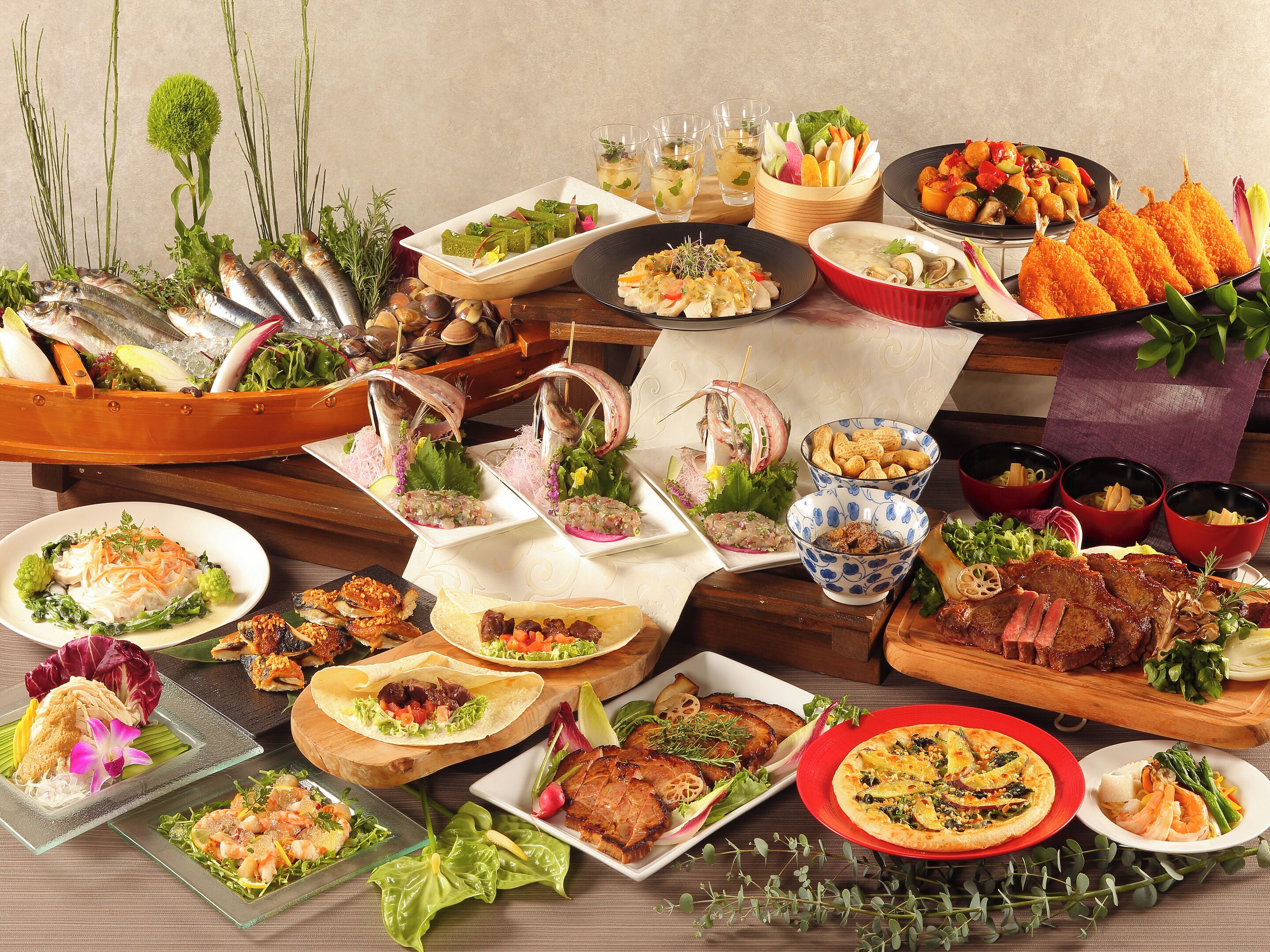 Diversos pratos e petiscos dispostos sobre uma mesa, incluindo frutos do mar, saladas e outros aperitivos.