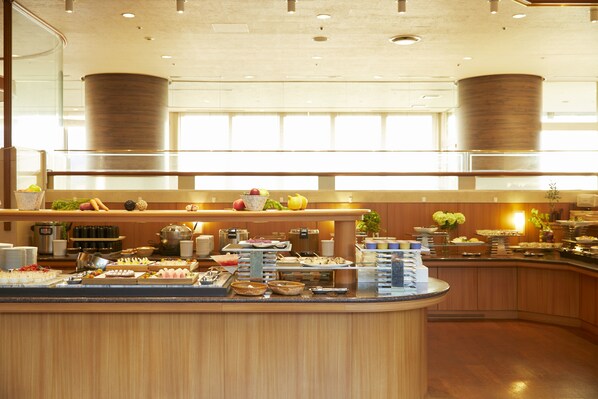 Un buffet proposant une variété de plats et de boissons.