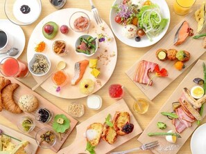 Un buffet de petit-déjeuner proposant une variété d'aliments et de boissons.