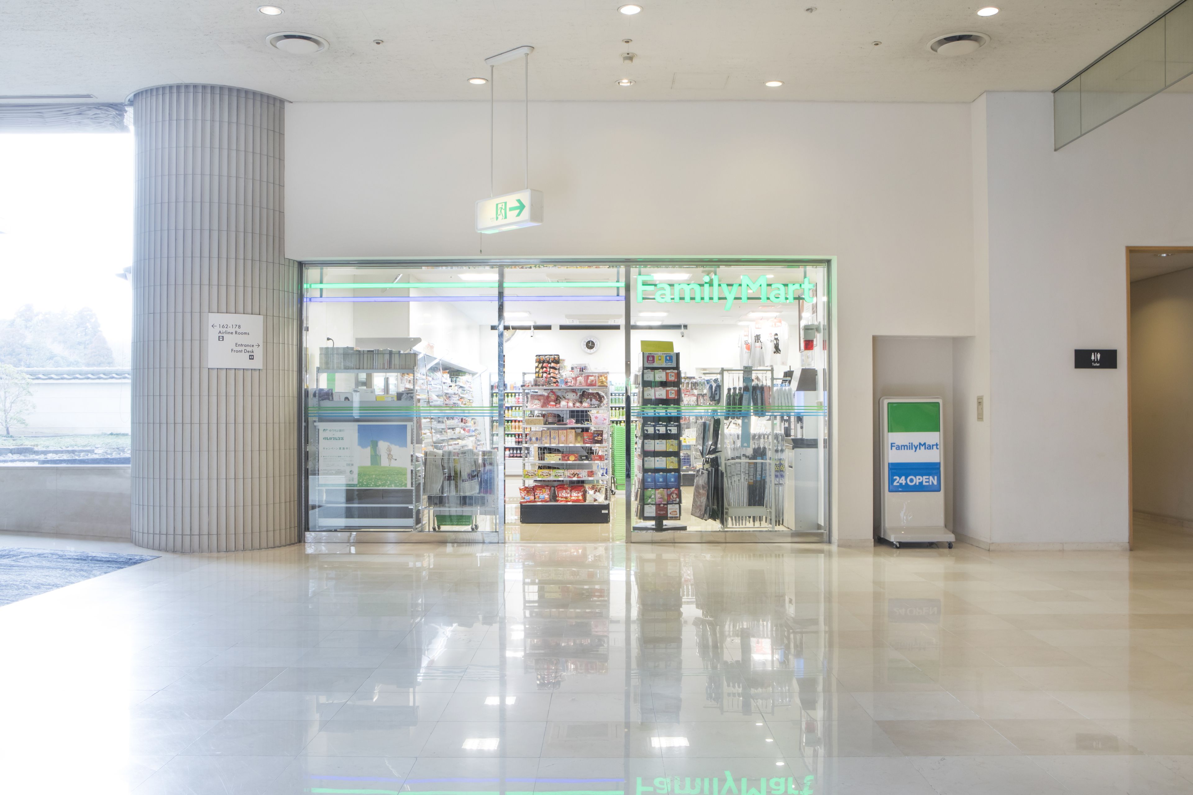Ein FamilyMart Geschäft mit einem aufgeräumten, modernen Innenraum und einem hellen, einladenden Eingang.
