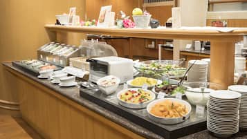 En buffet med forskelligt mad og bestik.