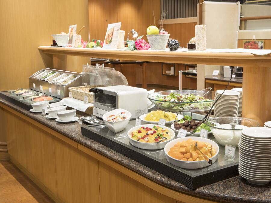 En buffet med forskelligt mad og bestik.