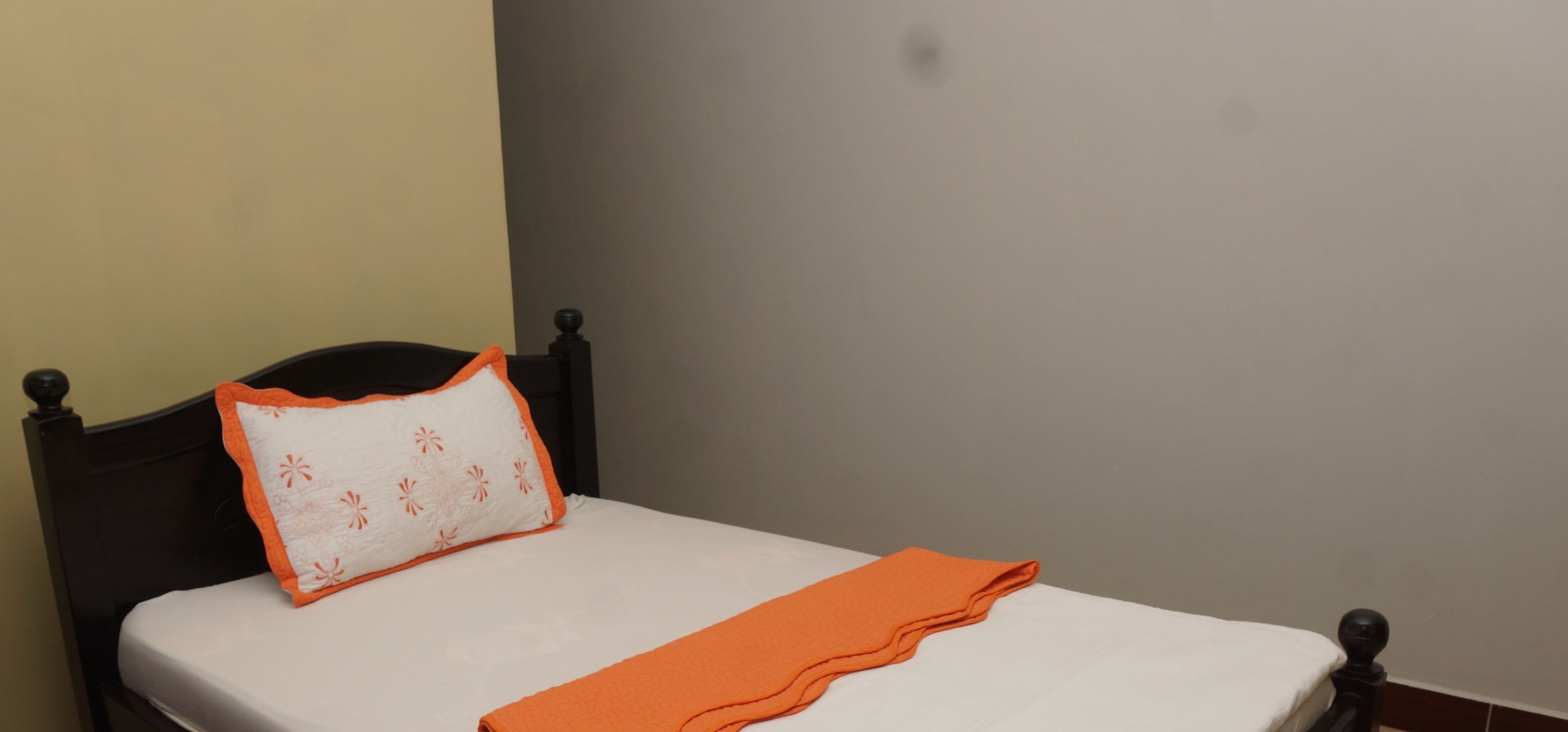 Escritorio, wifi gratis y ropa de cama 