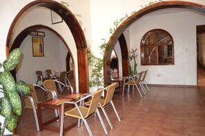 朝食、ランチ、ディナーに営業 (郷土料理と各国料理)