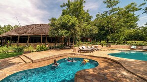 Una piscina al aire libre