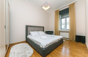 Deluxe Apartment, 2 Bedrooms, City View | 2 bedrooms, premium bedding, minibar, desk - Apartment Khreschatyk 15 (Kyiv)