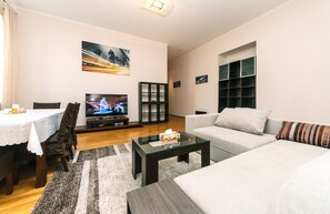 Deluxe Apartment, 2 Bedrooms, City View | Living room