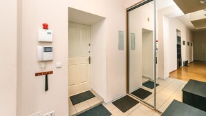 Flat-screen TV - Apartment Khreschatyk 15 (Kyiv)