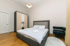 2 多间卧室、高档床上用品、迷你吧、办公桌