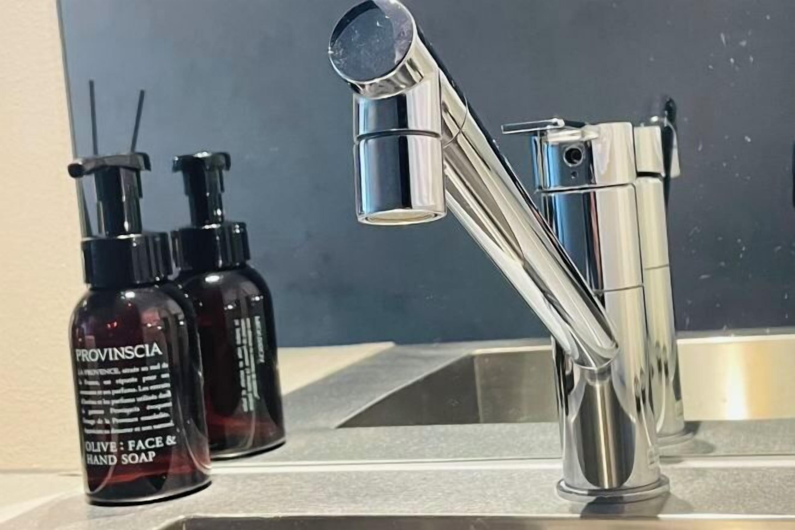 Ducha y bañera combinadas y artículos de higiene personal gratuitos