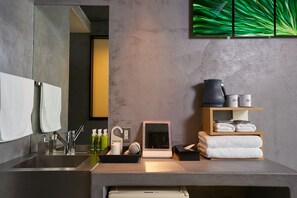 Rom – deluxe (MODERN ROOM) | Blendingsgardiner, strykejern/-brett, wi-fi (inkludert) og sengetøy