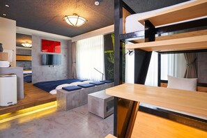 Neljän hengen comfort-huone | Pimennysverhot, silitysrauta/-lauta, ilmainen Wi-Fi, vuodevaatteet