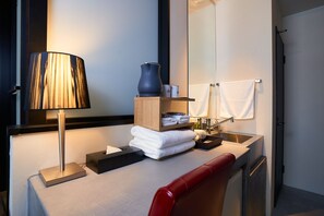 Cortinas blackout, tabla de planchar con plancha y wifi gratis 