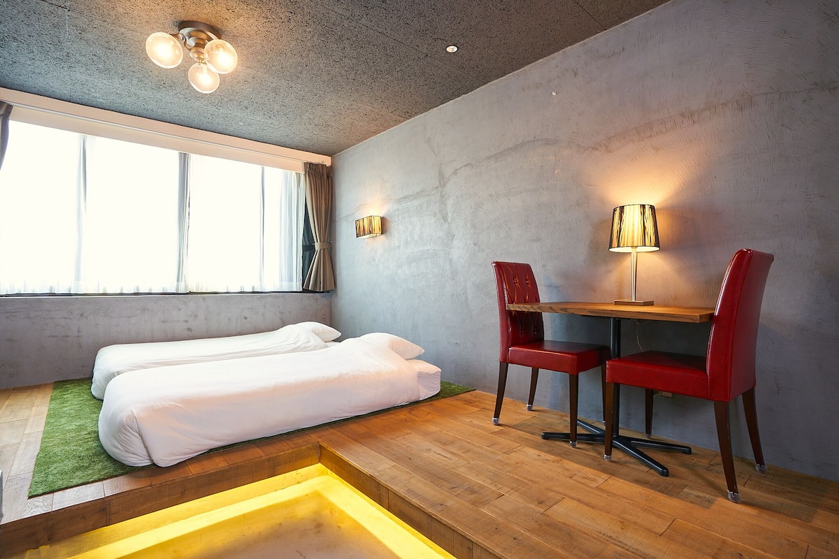 MODERN ROOM | Blackout curtains, iron/ironing board, free WiFi, bed sheets