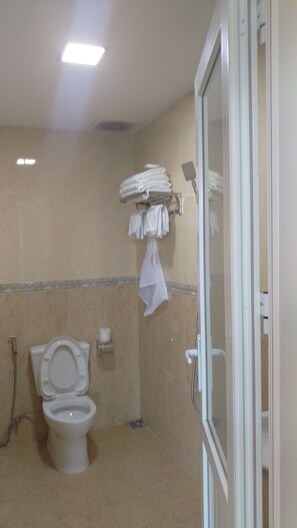Shower, perlengkapan mandi gratis, sandal, dan handuk