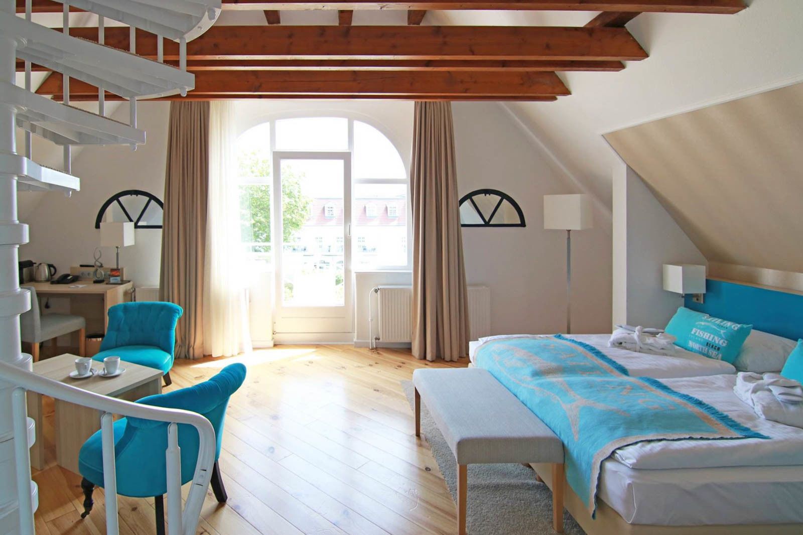 Junior-Suite | 1 Schlafzimmer, hochwertige Bettwaren, Zimmersafe, Schreibtisch