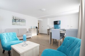 Apartamento (Large) | Sala de estar | Una televisión de pantalla plana, una tableta