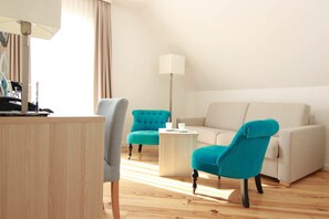 Suite junior | Sala de estar | Una televisión de pantalla plana, una tableta