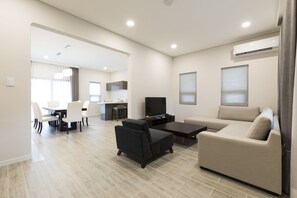 Ropa de cama de alta calidad y caja de seguridad en la habitación