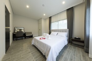 Premium bedding, in-room safe, blackout drapes, free WiFi