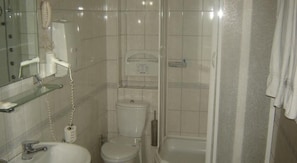 Dusj, toalettartikler (inkludert), hårføner og tøfler