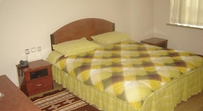 Minibar, safe på rommet, skrivebord og strykejern/-brett