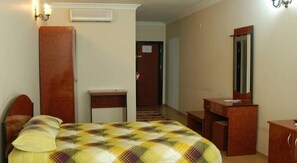 Minibar, safe på rommet, skrivebord og strykejern/-brett