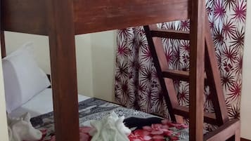 Escritorio y ropa de cama