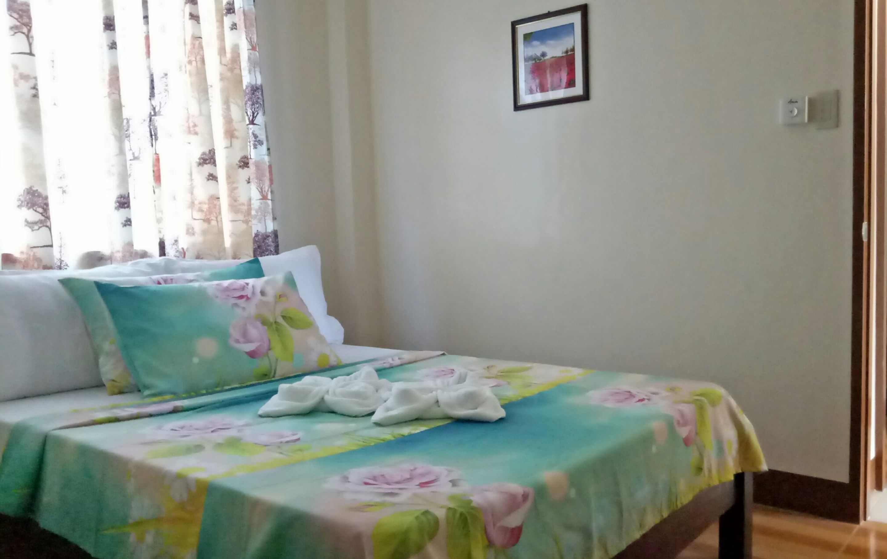 Skrivebord og sengetøy