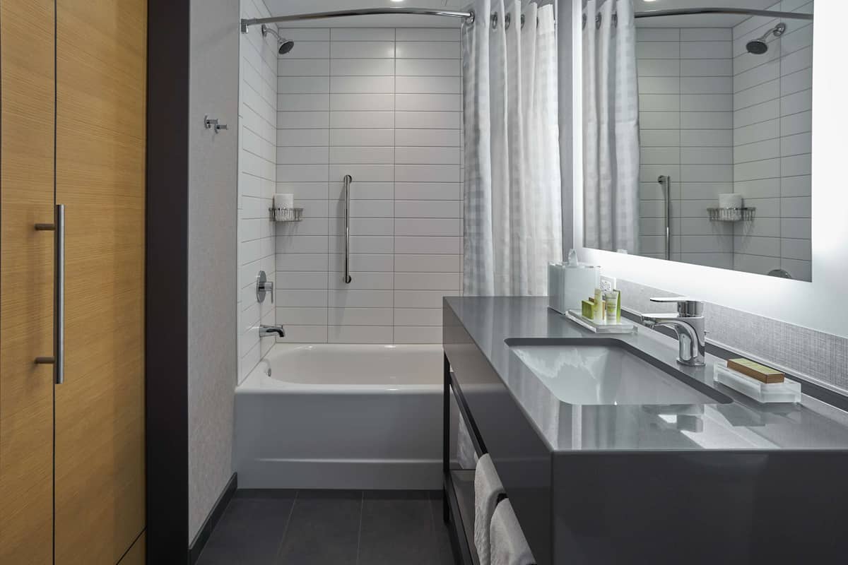 free toiletries, towels