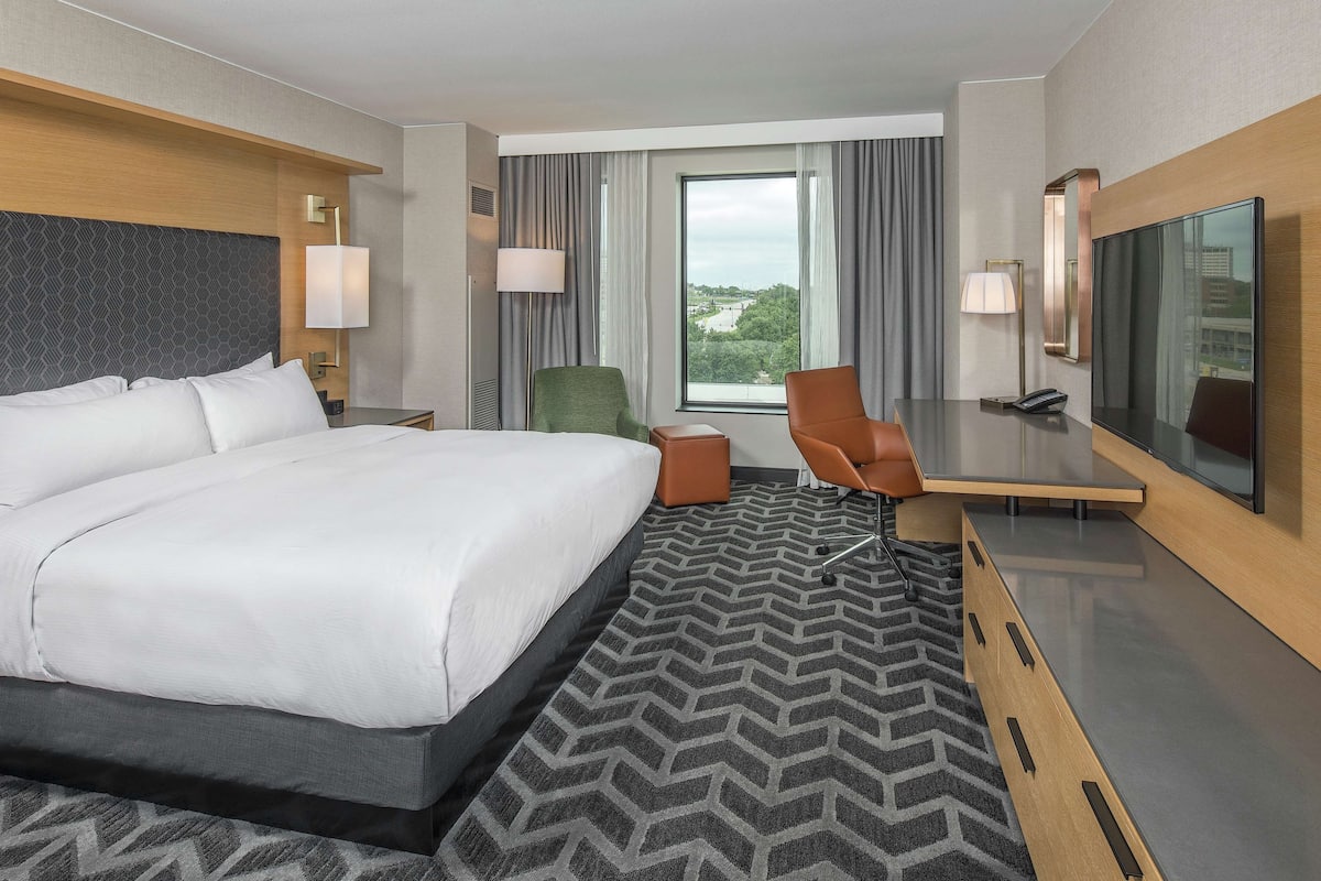 room, 1 king bed, accessible (mobility & hearing, roll-in shower) | hypo-allergenic bedding, pillow-top beds, in-room safe, desk