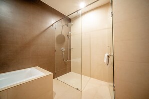 Suite junior | Baño | Regadera, amenidades de baño gratuitas, secadora de cabello, toallas 