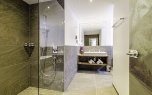 Suite junior, 1 cama matrimonial y sofá cama | Baño | Secadora de cabello y toallas 