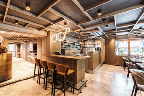 供应早餐和晚餐，本地与国际菜