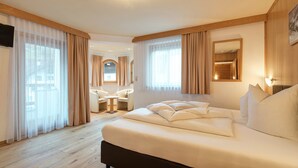 Une chambre d’hôtel avec un grand lit, un bureau et une chaise.