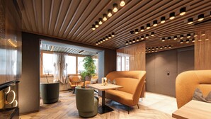 Un intérieur moderne avec un plancher en bois, un canapé, une table et une plante en pot.