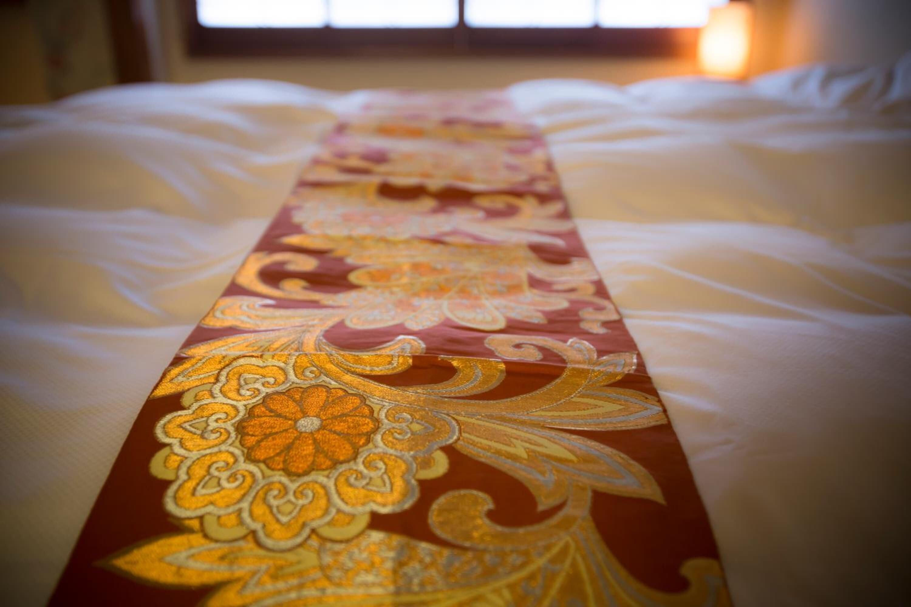 Een bed met een decoratieve strik.
