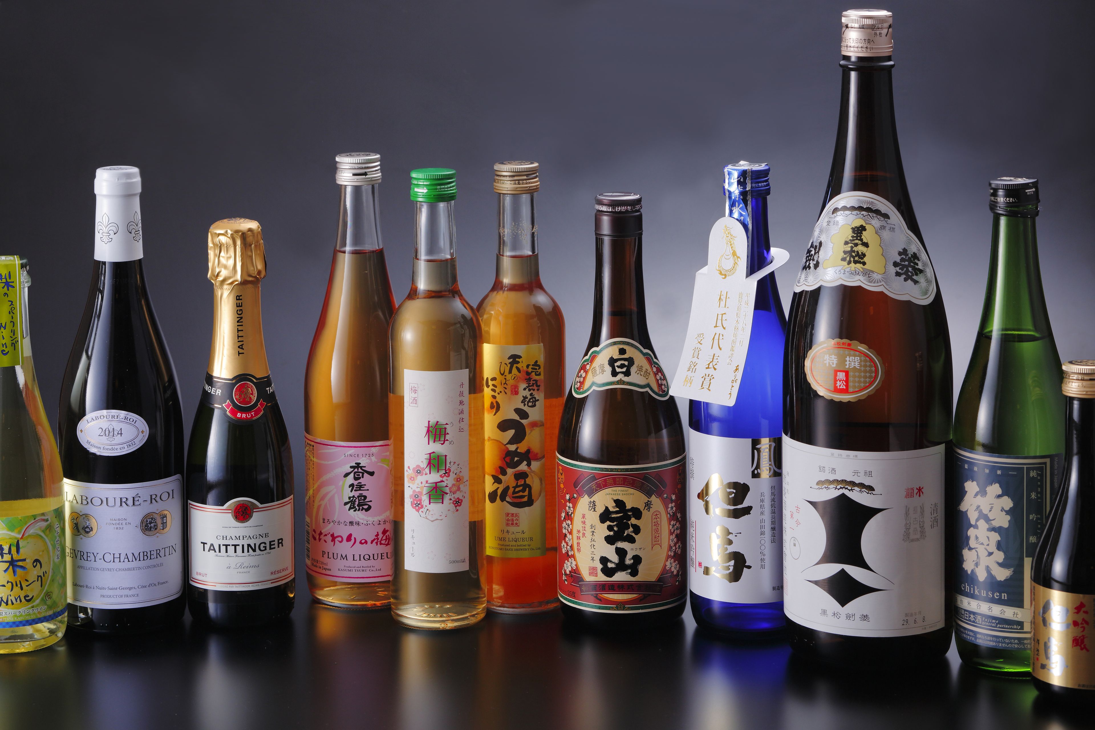 Variedad de botellas de vino dispuestas sobre una mesa.