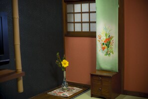 Quarto econômico, 1 cama de solteiro grande (Small Double, w/Meal, w/PrivateToilet) | Área de estar | TV de tela plana 21 polegadas com canais digitais