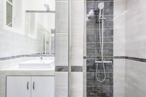 Apartment | Bathroom | Shower, free toiletries, hair dryer, towels