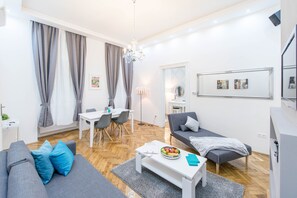 Apartment | Living room | TV - Dominik Apartment (Budapest)