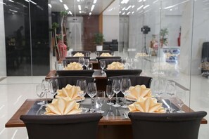 Frühstück, Mittagessen, Abendessen, lokale und internationale Küche 