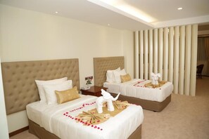 Minibar, in-room safe, desk, blackout curtains - Pacific Hotel (Yangon)