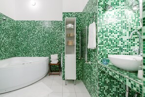 Deluxe-Apartment | Badezimmer | Badewanne, kostenlose Toilettenartikel, Haartrockner, Handtücher