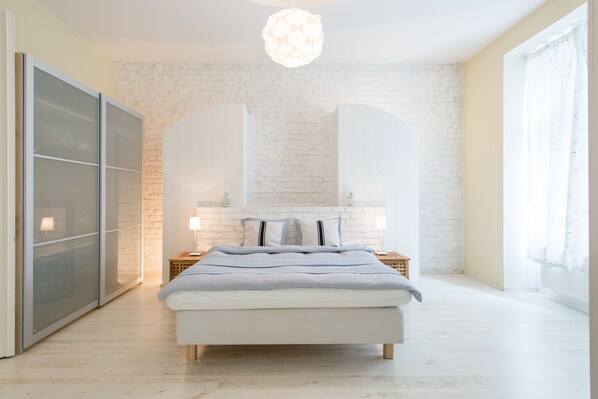 2 عدّة غرف نوم وأغطية فراش متميزة ومكواة/لوح كي وأسرّة أطفال/رضّع