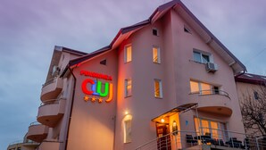 Un hotel con balcón y escalera.