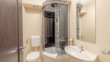Family Quadruple Room | Bathroom | Free toiletries, hair dryer, slippers, towels