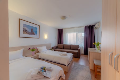 家庭四人房 | 防过敏的被褥、记忆海绵床垫、办公桌、笔记本电脑工作区