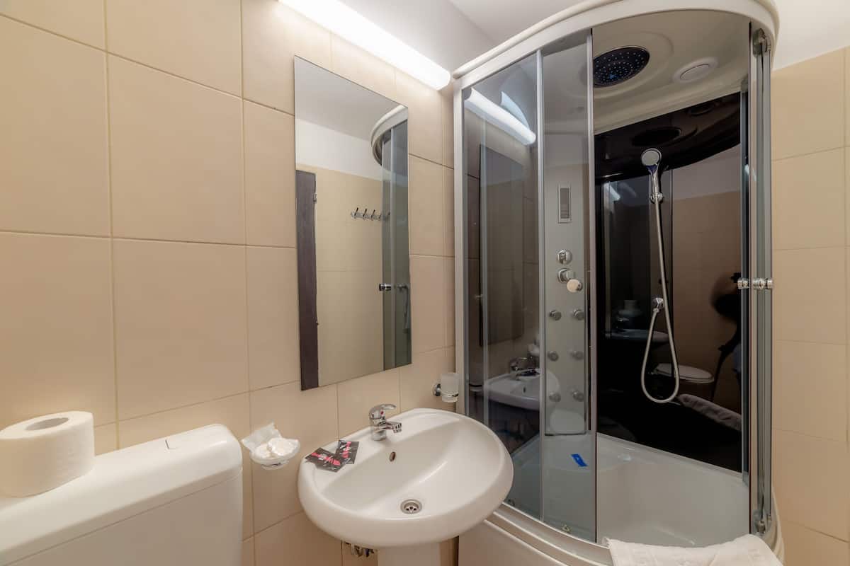 Habitación triple estándar | Baño | Artículos de higiene personal gratuitos, secador de pelo y zapatillas