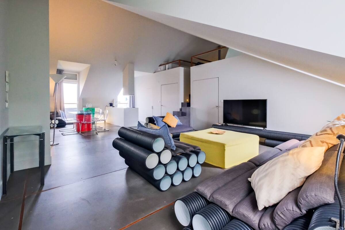 Loftsleilighet – superior, 2 soverom | Oppholdsområde | En 43-tommers smart-TV med Parabol-TV samt Netflix og strømmetjenester